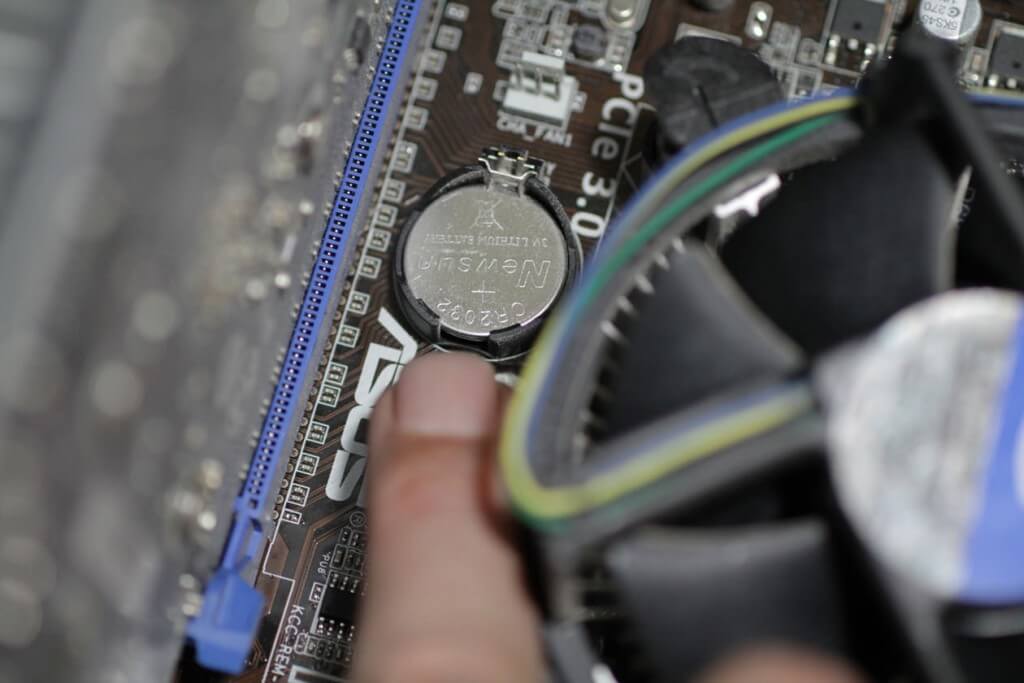 ボタン電池の電池切れとパソコンが起動しないとの関連性